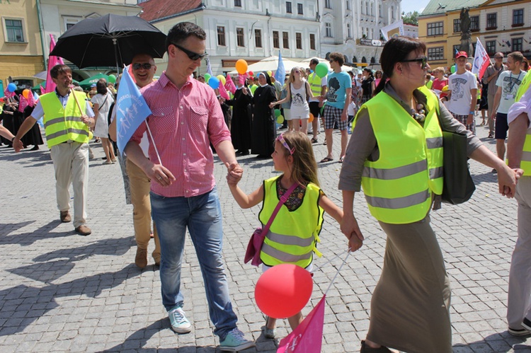 Rodzinny polonez na Marszu dla Życia i Rodziny