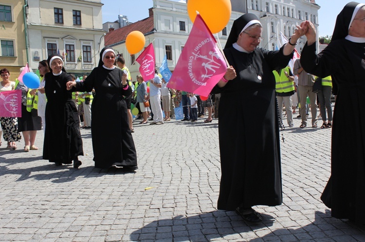 Rodzinny polonez na Marszu dla Życia i Rodziny