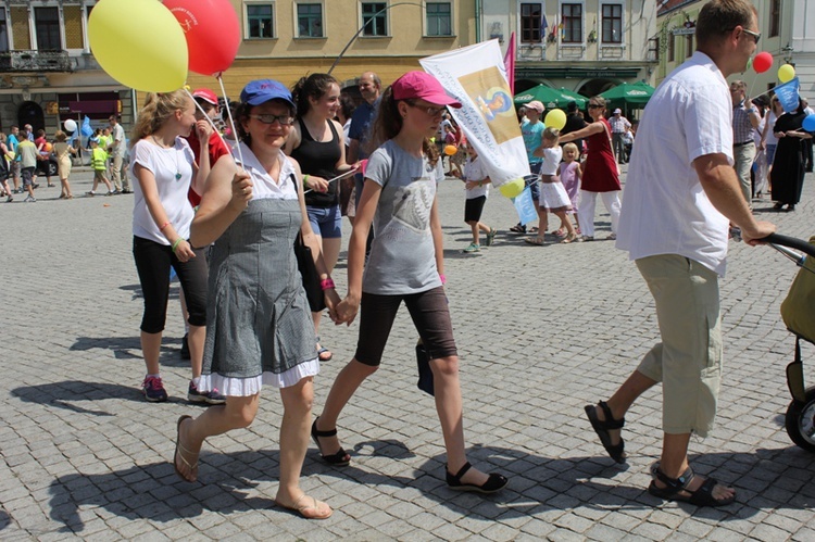 Rodzinny polonez na Marszu dla Życia i Rodziny