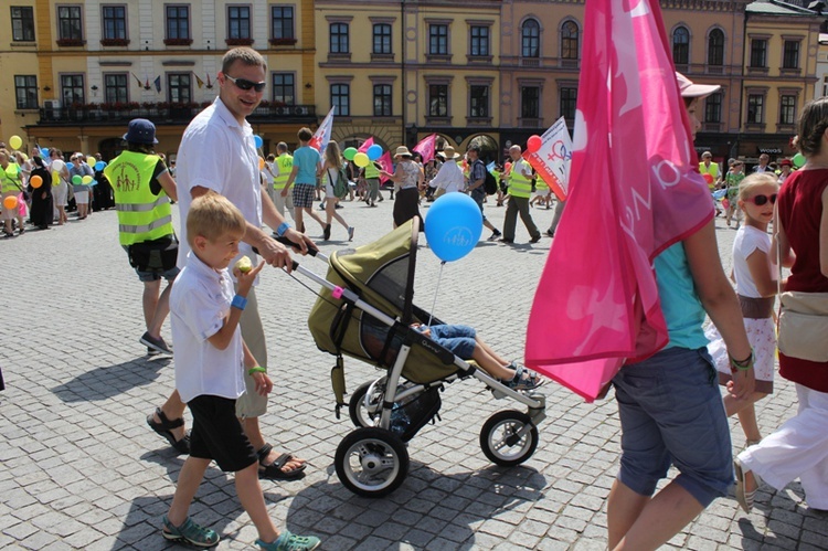 Rodzinny polonez na Marszu dla Życia i Rodziny