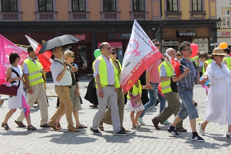 Rodzinny polonez na Marszu dla Życia i Rodziny