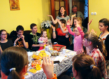  Tym razem doroczne spotkanie przy jajecznicy, na którym mali i duzi misjonarze ze Skoczowa spotykają się w drugi dzień Zielonych Świąt, w Święto Maryi, Matki Kościoła, odbyło się w domu rodziny Marhulów