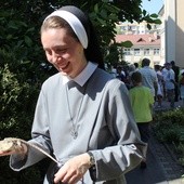 Agama Lucyna była jedną z atrakcji festynu - na zdjęciu: na ręku s. Magdaleny Dymek