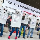 Protest przeciwko umowie handlowej USA–UE przed siedzibą Przedstawicielstwa Komisji Europejskiej w Polsce, Warszawa, 18 kwietnia 2015