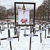 Antyaborcyjny protest w centrum Moskwy. Na krzyżach wypisano, kim mogłyby być dzieci  zabite w łonach matek.  Na plakacie napis: „Nie zabijaj”