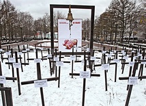 Antyaborcyjny protest w centrum Moskwy. Na krzyżach wypisano, kim mogłyby być dzieci  zabite w łonach matek.  Na plakacie napis: „Nie zabijaj”