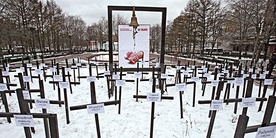 Antyaborcyjny protest w centrum Moskwy. Na krzyżach wypisano, kim mogłyby być dzieci  zabite w łonach matek.  Na plakacie napis: „Nie zabijaj”