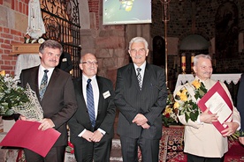  Pierwszy z prawej prof. dr hab. Maria Krzysztof Byrski, pierwszy z lewej – prof. dr hab. Nikolai Grube