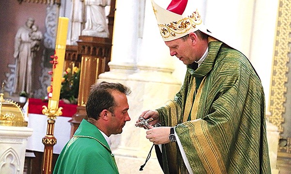  Krzyż przekazał misjonarzowi bp Piotr Turzyński