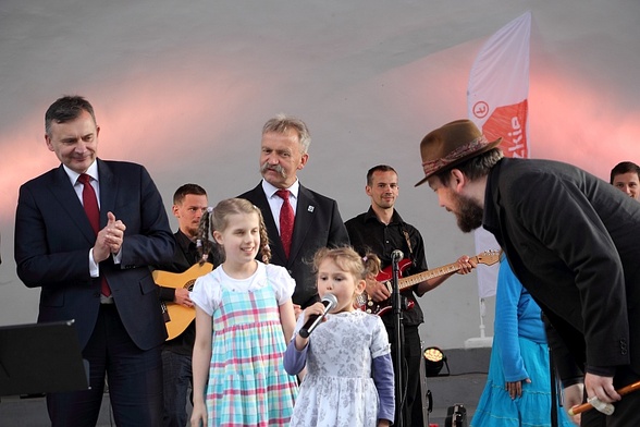 Na otwarcie trzydniowej imprezy hymn Zjazdu Dużych Rodzin zaśpiewał zespół Dzieci z Brodą