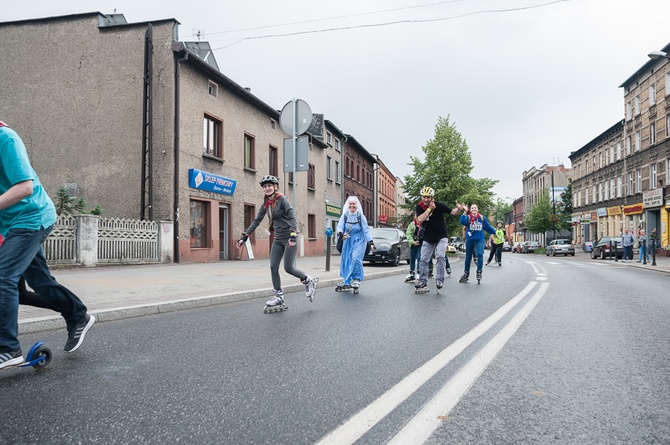 Pielgrzymka na rolkach i hulajnogach