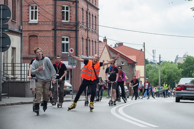 Pielgrzymka na rolkach i hulajnogach