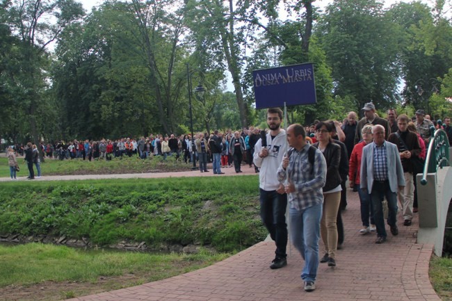 W nocnej wędrówce po Zamłyniu wzięło udział bardzo wielu mieszkańców Radomia