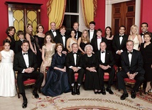 Rodzina Bushów w komplecie. Na pierwszym planie (od prawej): Jeb, George senior z żoną Barbarą, George junior z żoną Laurą