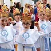  Dzieci otrzymały korony i jabłka – symbole godności królewskiej 