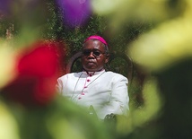  Biskup z Tanzanii był gościem na godzinie młodzieżowej podczas męskiej pielgrzymki do Piekar Śl.