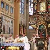  Razem z nuncjuszem apostolskim przy ołtarzu modlili się abp Wiktor Skworc, abp senior Damian Zimoń, bp Piotr Libera, biskupi pomocniczy Marek Szkudło i Adam Wodarczyk  oraz inni kapłani 