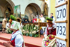 Na jubileuszową Mszę św. wielu młodych i starszych przyszło w tradycyjnych rozbarskich strojach