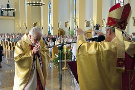 Modlitwa biskupa za jubilata z gestem włożenia rąk
