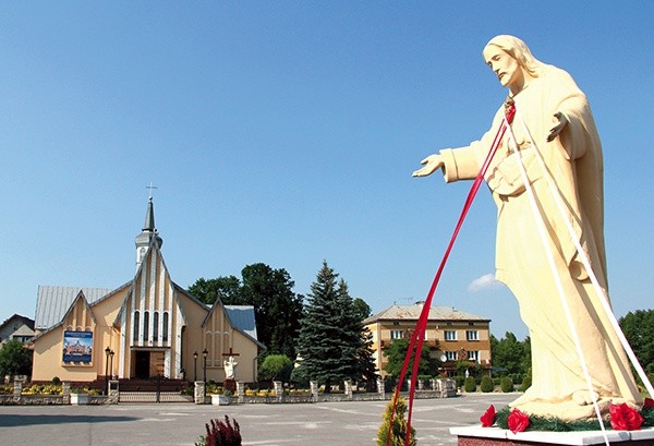  Figura Serca Pana Jezusa na parkingu parafialnym