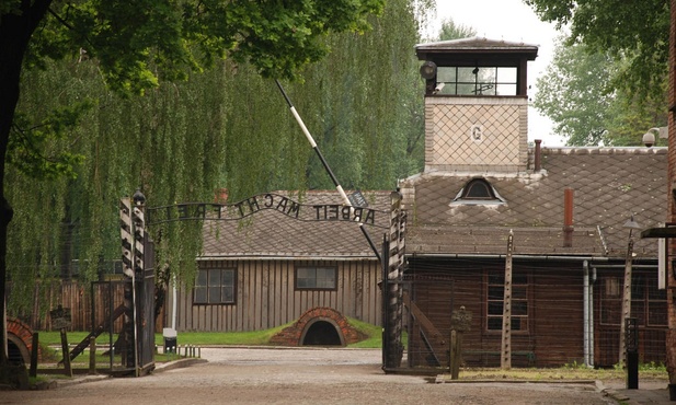 Dwaj Anglicy próbowali okraść Auschwitz 