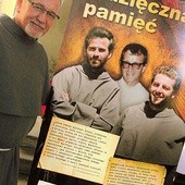  Ojciec Jarosław stoi w miejscu, gdzie stał też na oryginalnej fotografii, wykorzystanej do stworzenia tego słynnego portretu obu błogosławionych
