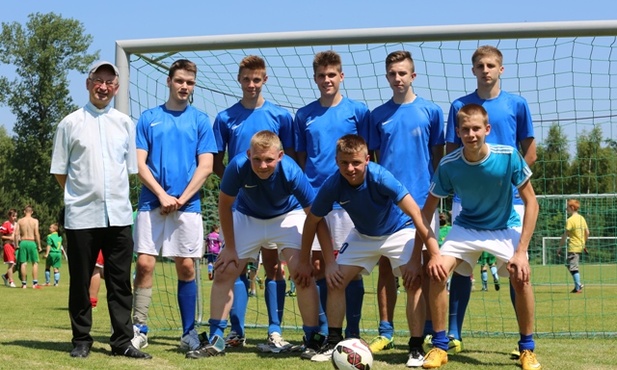 Jeden z piłkarskich pucharów w Dankowicach zdobył zespół piłkarzy z parafii św. Józefa w Dankowicach