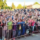 Noce Kościołów to również wiele dobrej zabawy. Na zdjęciu publiczność w Wiązowie podczas koncertu grupy LemON