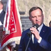 – Jestem tutaj, by pochylić głowę przed ofiarami, rannymi, ich rodzinami – mówił przyszły gospodarz Belwederu