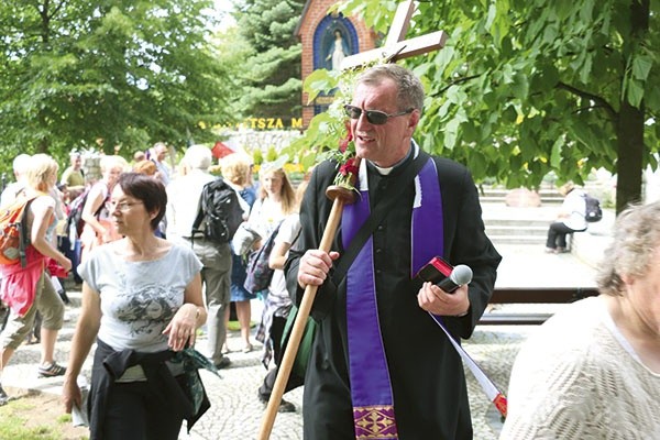 U kresu pielgrzymki widoczne na twarzach zmęczenie miesza się z radością. Na zdjęciu ks. dziekan Zbigniew Ciapała, proboszcz morążskiej parafii Trójcy Przenajświętszej