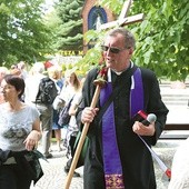 U kresu pielgrzymki widoczne na twarzach zmęczenie miesza się z radością. Na zdjęciu ks. dziekan Zbigniew Ciapała, proboszcz morążskiej parafii Trójcy Przenajświętszej