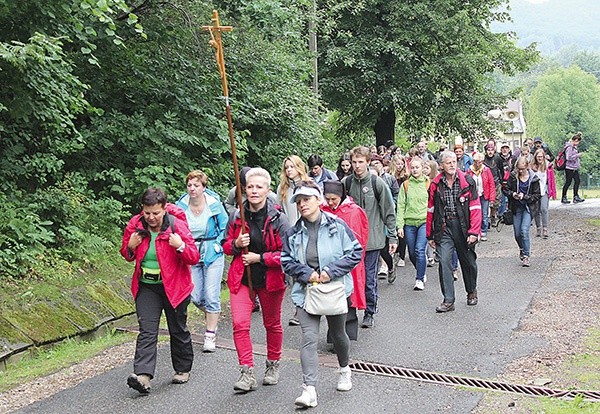 Reprezentanci wszystkich pokoleń wyruszyli pieszo z Porąbki do kalwaryjskiego sanktuarium Matki Bożej