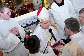 Biskup symbolicznie przekazał diakonom księgę Ewangelii na znak tego, że mają wiernie głosić słowo Boże