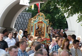 Dni odpustu mieniły się barwami regionalnych i odświętnych strojów