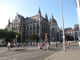 Węgierski parlament za płotem