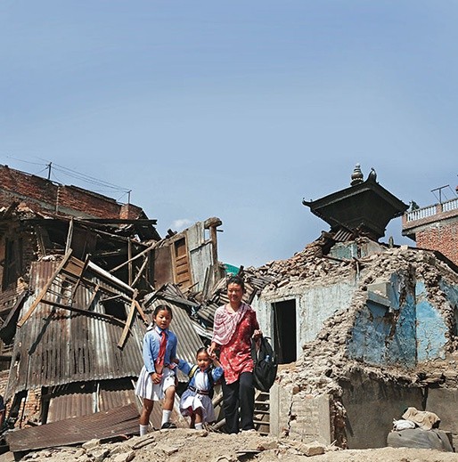 Dzięki pomocy dostarczanej głównie przez Caritas na zniszczonych w kwietniu br. przez trzęsienie ziemi terenach w Katmandu życie powoli  wraca do normy