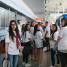  Młodzież w koszulkach promujących przyszłoroczne spotkanie  młodych na warszawskim Okęciu
