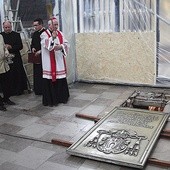  Biskup Andrzej F. Dziuba święci miejsce prac konserwatorskich