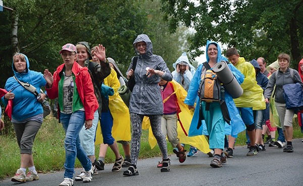 Pielgrzymi strumienia raciborskiego z uśmiechami  dotarli na postój obiadowy w Starej Kuźni – sierpień 2014