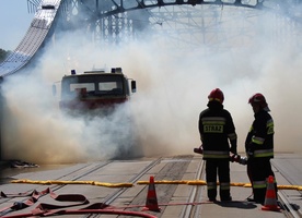 Bomba na kładce i zablokowany most