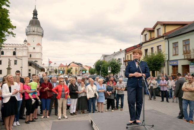 Beata Szydło na Rynku Wielkim w Szydłowcu