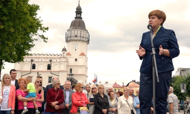 Beata Szydło na Rynku Wielkim w Szydłowcu