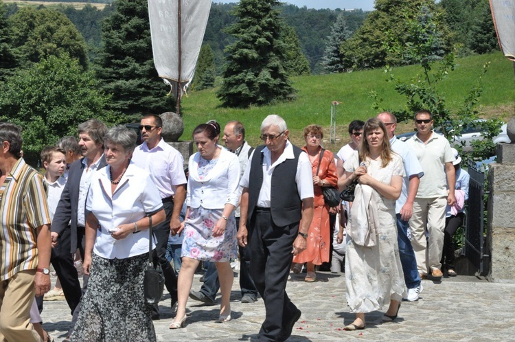 Tropie - procesja do kościoła