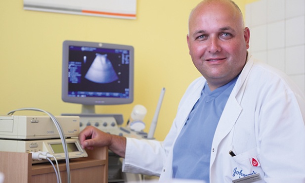 Dr n. med. Przemysław Binkiewicz od 10 lat jest ordynatorem oddziału ginekologicznego w Pyskowicach, konsultantem NaProTechnology, ojcem  ośmiorga dzieci 