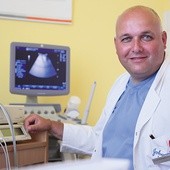 Dr n. med. Przemysław Binkiewicz od 10 lat jest ordynatorem oddziału ginekologicznego w Pyskowicach, konsultantem NaProTechnology, ojcem  ośmiorga dzieci 