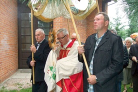  Rocznicowej uroczystości przewodniczył ks. Marek Janas, dziekan dekanatu Starachowice Północ