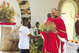 Ks. Krzysztof podczas Eucharystii w swojej pierwszej parafii w Atoku