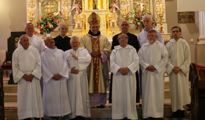 Bp Tadeusz Kusy z kolegami-ministrantami w kościele św. Elżbiety w Cieszynie