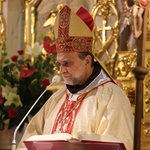 Bp Tadeusz Kusy z ministrantami-seniorami