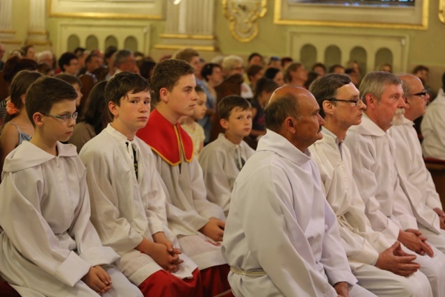 Bp Tadeusz Kusy z ministrantami-seniorami